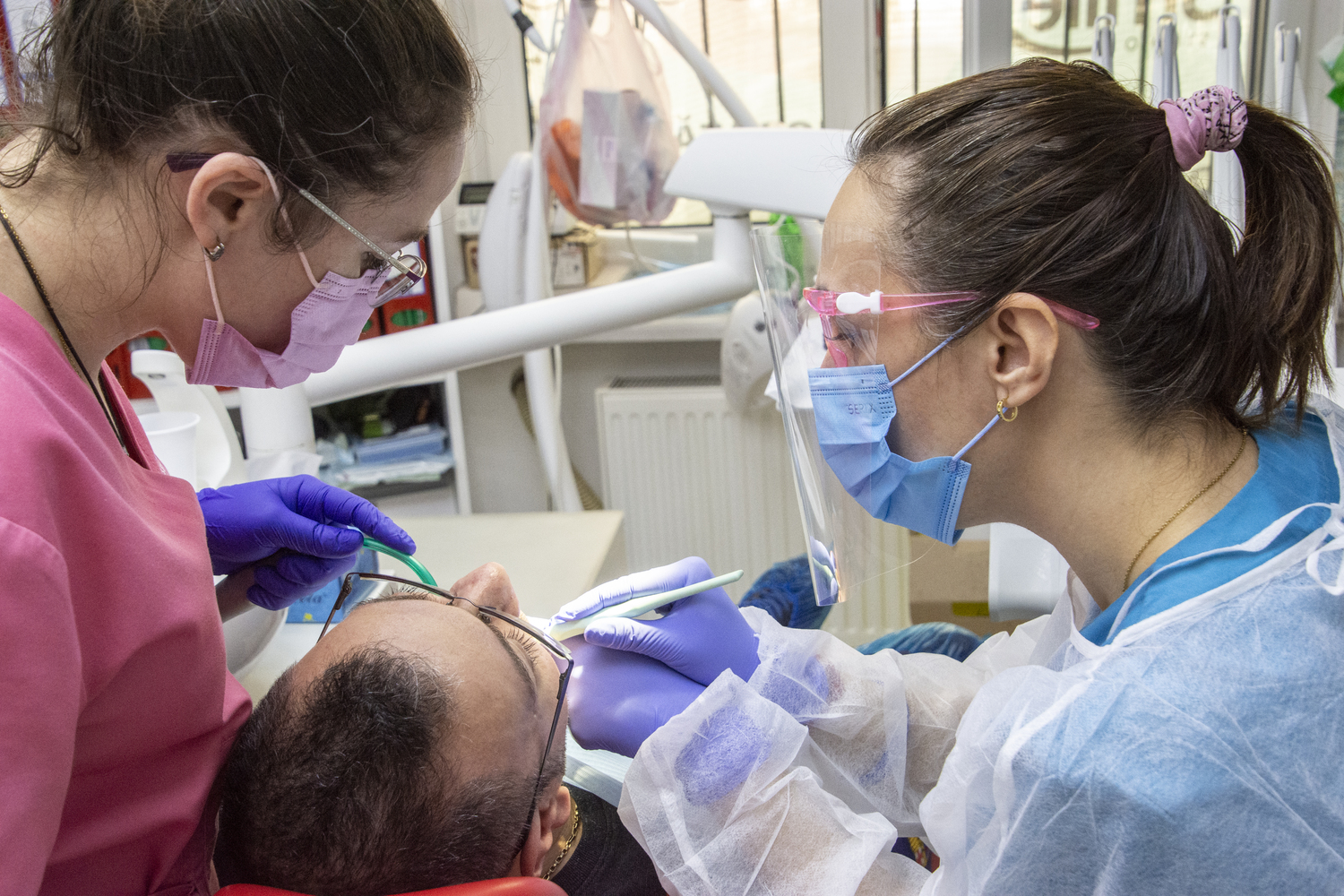 Aparat dentar safir – zâmbet discret și elegant